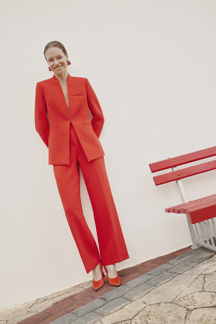 Oficiálně patří mezi top barvy roku. Rudá a její do puntíku monochromatický styl. (C&A)