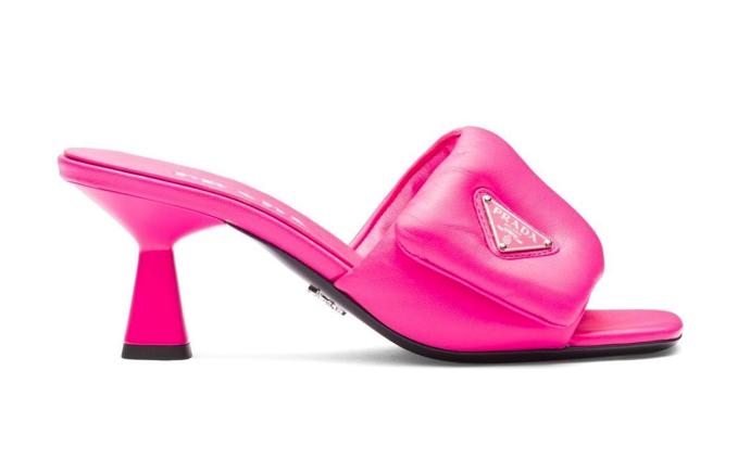 Oslnivé odstíny pronikly i do aktuální nabídky módního domu Prada. Pantoflíčky (875 eur) v neonově růžovém pojetí nikdo nemine bez povšimnutí.