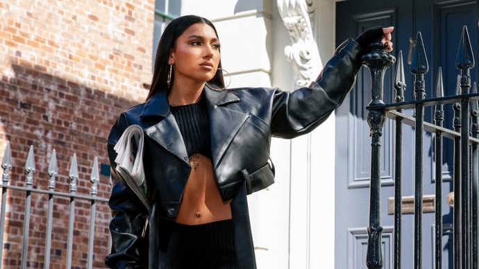 Sexy vykrojený top z úpletu ještě podtržený extrémně zkrácenou bundičkou typu biker. Model pro odvážné z kolekce značky Pretty Little Thing.