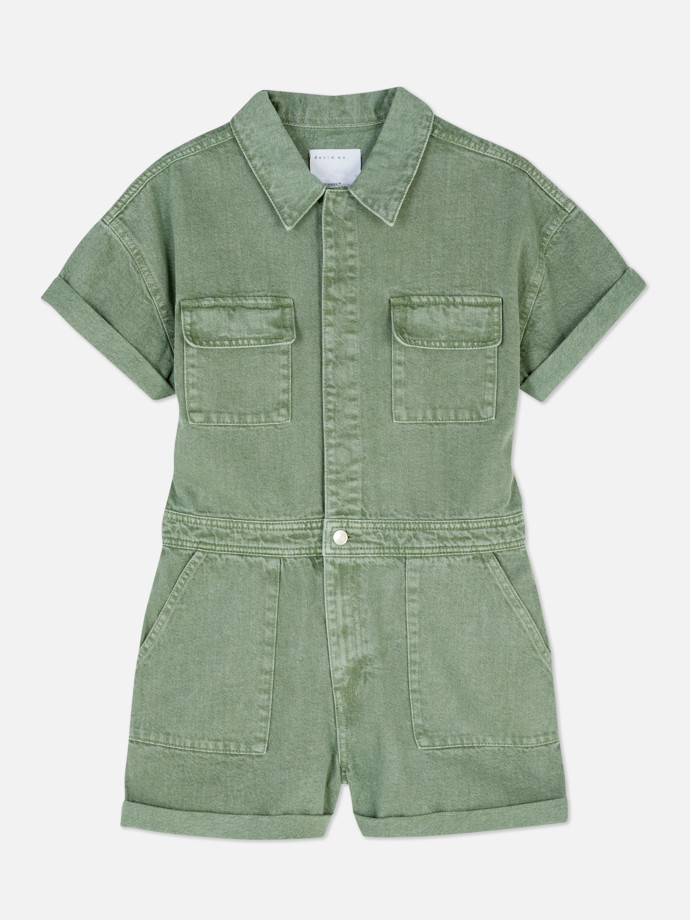 Denimové overaly na oblibě neztrácejí. Washed, neboli sepraná varianta zeleného odstínu sluší modelu Primark, jehož cena je 549 Kč.