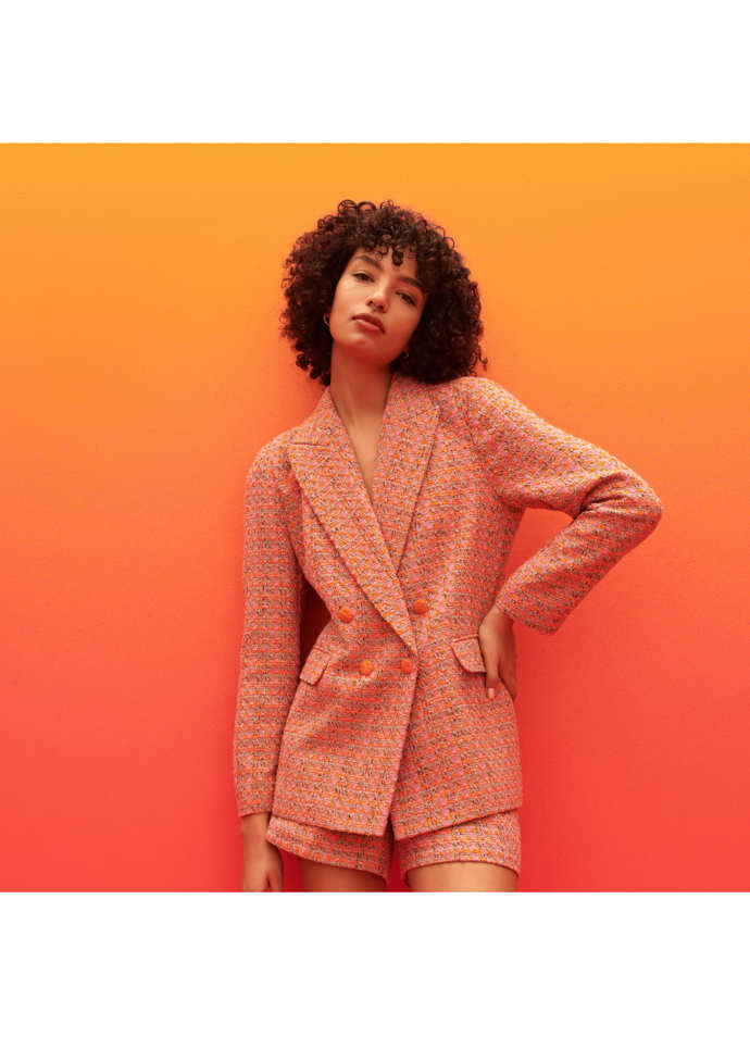 Struktura dodaná použitím buklé dělá z tohoto kostýmku Primark jasného favorita jarních nákupů. A ty potahované knoflíky! (Blejzr 912 Kč, šortky 399 Kč)