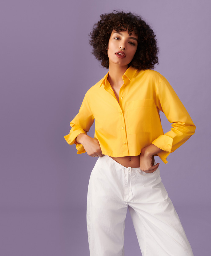 Neunikl trenčkot, o košili už tedy není pochyb. Také se řadí mezi vhodné adepty na sexy úpravu délky. Primark, 360 Kč