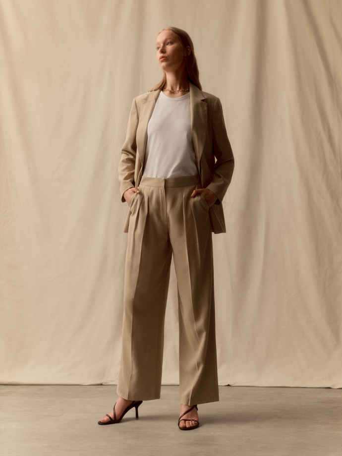 Variace na zemité tóny je kouzlením s odstíny. Akcent modelu dodá metalická varianta lodiček. (Zara)