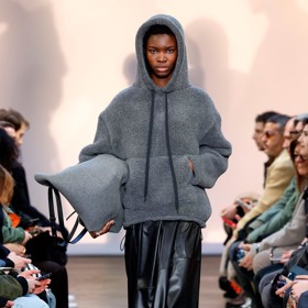 Ani plyš není eleganci zapovězen. Přehlídka značky Proenza Schouler ho představila v kombinaci s kůží a výsledkem je fúze dvou světů, kterou budete chtít také vyzkoušet.