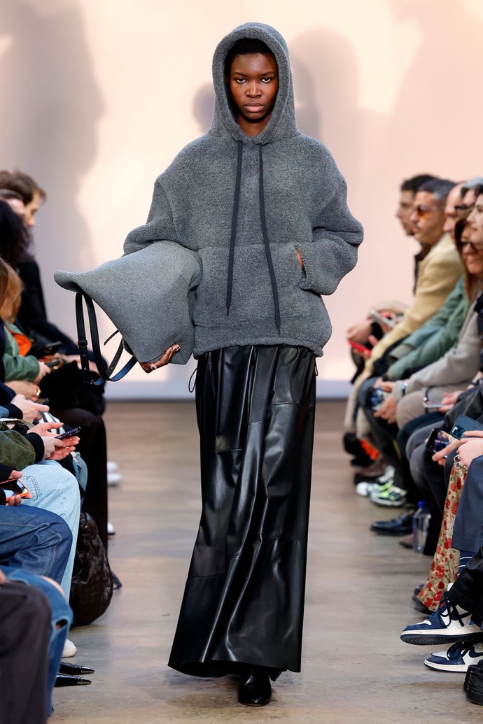 Ani plyš není eleganci zapovězen. Přehlídka značky Proenza Schouler ho představila v kombinaci s kůží a výsledkem je fúze dvou světů, kterou budete chtít také vyzkoušet.