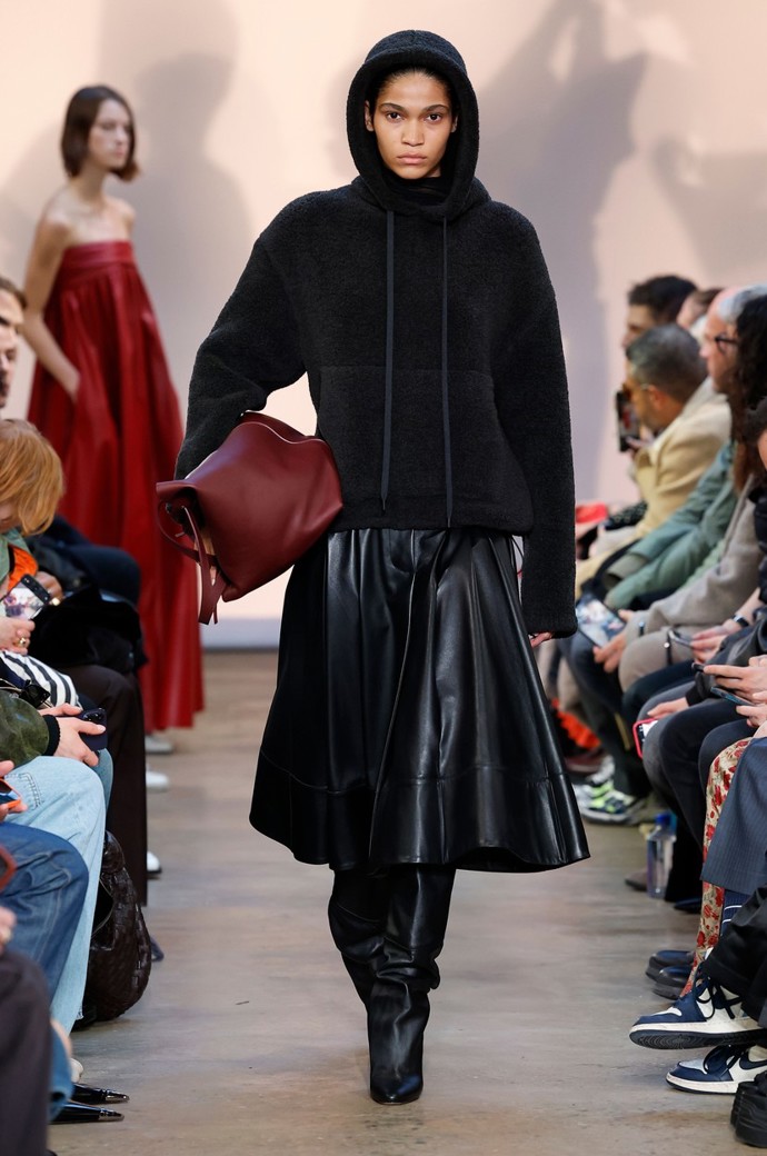 Klasický střih se zipem nezůstal opomenut. Proenza Schouler a jeho kolekce pro podzim roku 2023.