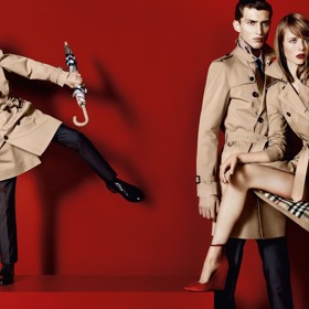 Burberry, to je trenčkot. V kampani z roku 2014 se v něm představil jako model také prostřední syn Davida a Victorie Beckhamových Romeo.