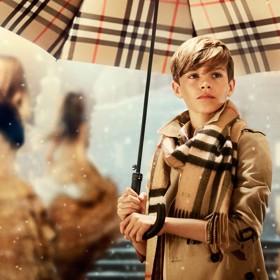 Romeo Beckham v kampani módního domu Burberry z roku 2014.