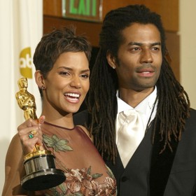 Halle Berry září štěstím vedle svého manžela Erica Beneta. Pak Halle dostala Oscara za snímek Ples příšer (2001) a rok poté následoval rozvod. Důvodem byly Ericovy nevěry.