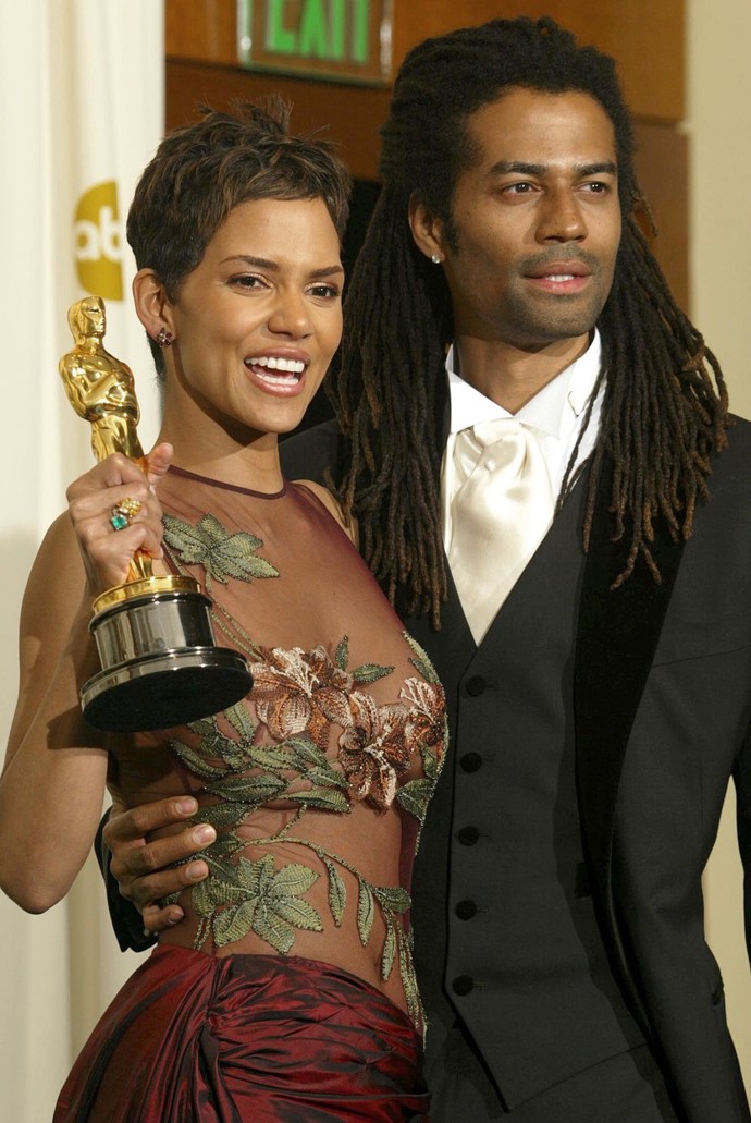Halle Berry září štěstím vedle svého manžela Erica Beneta. Pak Halle dostala Oscara za snímek Ples příšer (2001) a rok poté následoval rozvod. Důvodem byly Ericovy nevěry.