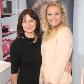 Lucie Borhyová a její maminka Alena vypadají jako sestry.