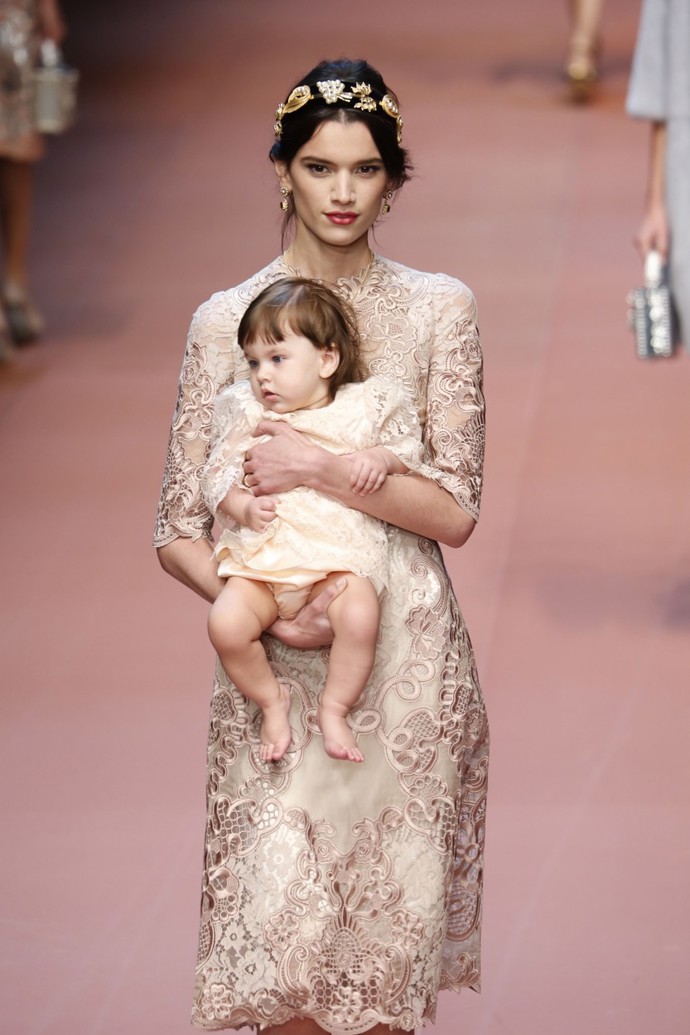 Na přehlídkovém mole značky Dolce&Gabbana vyvolala miminka poprask.