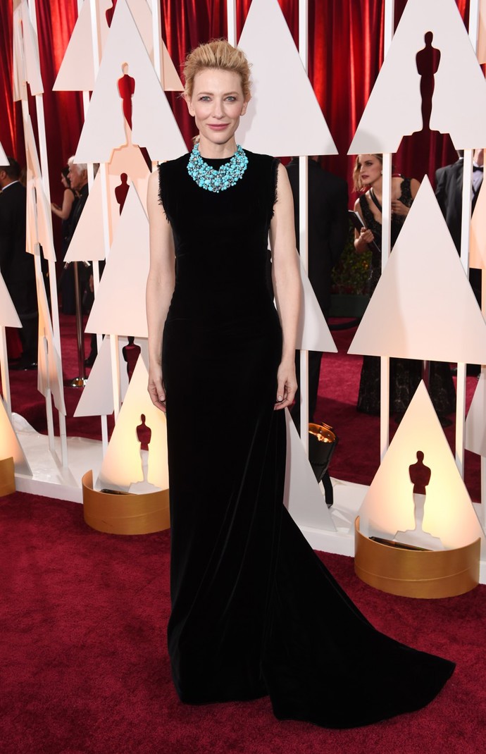 V roce 2015 vynesla na Oscary Cate Blanchett černé šaty Maison Margiela, které doplnila tyrkysovým náhrdelníkem od Tiffanyho. 