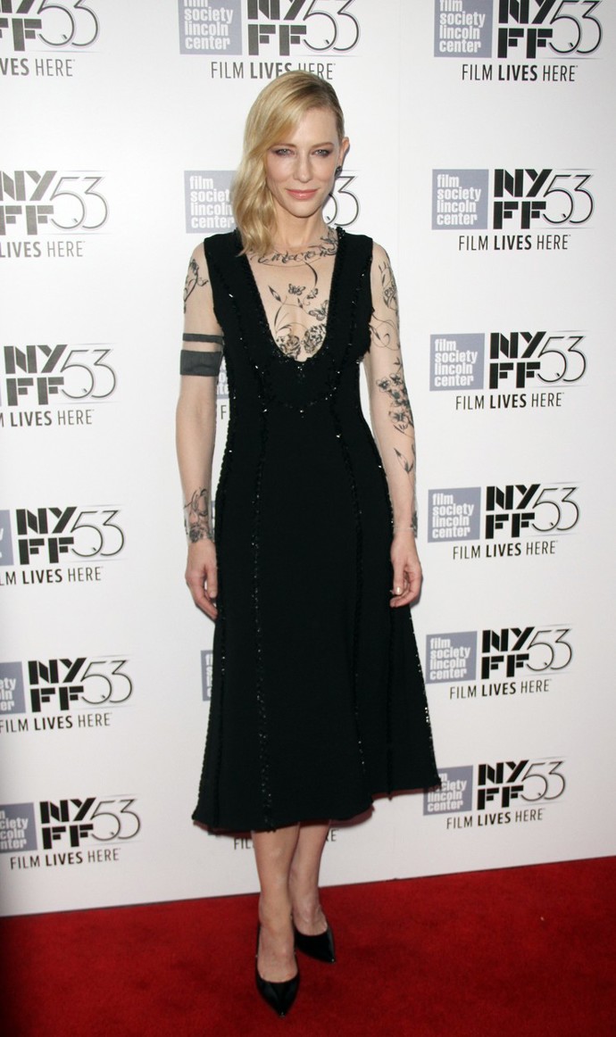 Originální model od pařížského návrháře Yacine Aouadiho oblékla Cate Blanchett v roce 2015 na filmovou premiéru v New Yorku. 