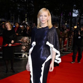Cate Blanchett na BFI filmovém festivalu v  roce 2015 v šatech od Estebana Cortazara. 