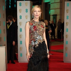 Krásný kousek Alexandra McQueena oblékla Cate Blanchett na předávání cen BAFTA v roce 2016. Tehdy byl nápadný top doplněn peříčkovou sukní. 