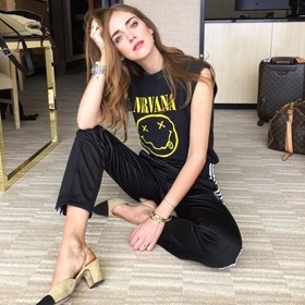 Chiara Ferragni ví, jak si poradit s propojením různých stylů. Není pro ni problém ani zakomponovat do svého Instagram feedu skvělou inspiraci, jak k ležérnímu topu nosit elegantní střevíčky.