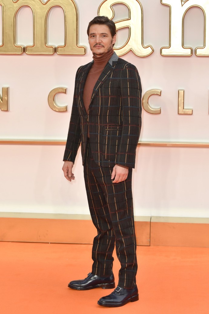 Pokud Pedro Pascal oblékne černý oblek, pak musí být alespoň originální. Takto se objevil v roce 2017 na premiéře filmu Kingsman: Zlatý kruh.