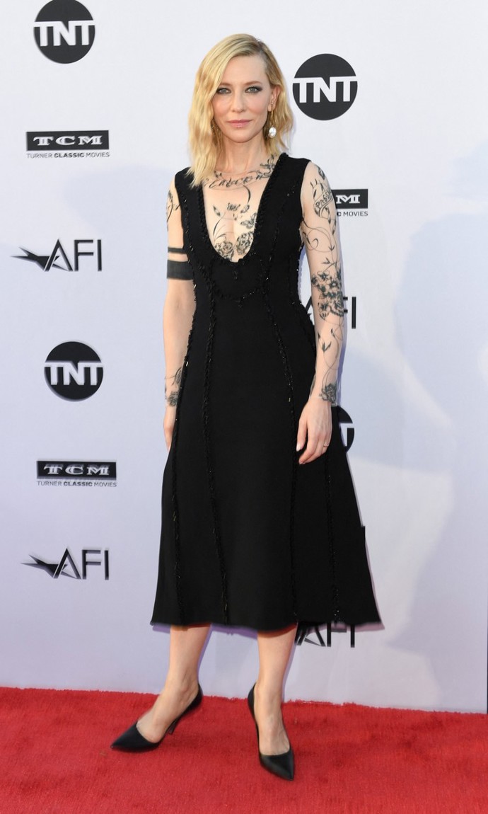 Šaty s falešným tetováním oblékla znovu v roce 2018 na American Film Institute Life Achievement Award Gala.