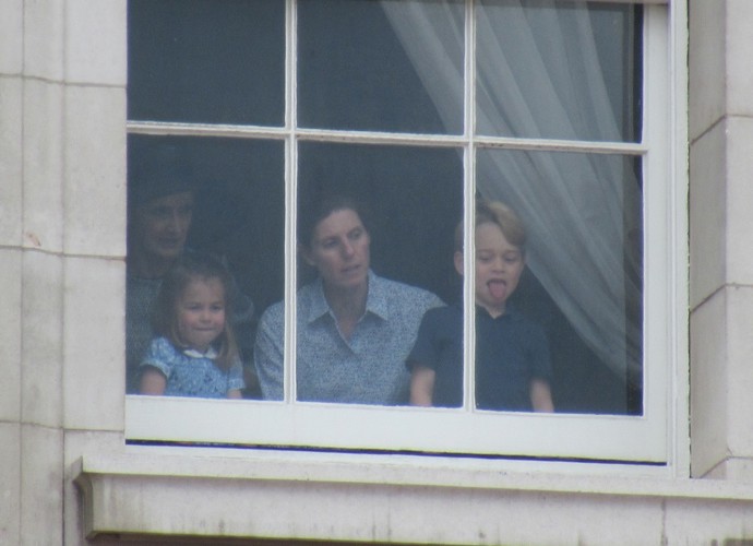 A čistý štít nemá ani princ George, byť jeho chování je nejvybranější. Možná si je vědom svého následnického postavení. Přesto v roce 2018 vyplázl jazyk na účastníky oslav RAF.