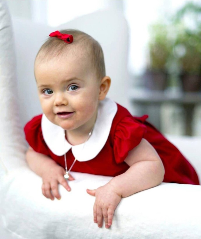 Princezna Estelle byla roztomilá parádnice už jako miminko. Sotva jí začaly růst vlásky, už dostala slušivou mašličku. V červených šatečkách s klasickým bílým límcem je navíc nepřehlédnutelná.