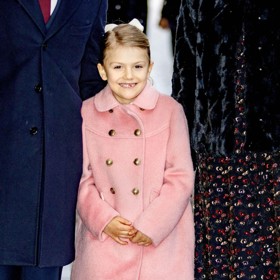 V roce 2018, coby šestiletá, se Estelle objevila na oslavě královniných 75. narozenin v růžovém dvouřadovém přiléhavém kabátu Bonpoint s klasickým límcem a formálních žakárových šatech ze zimní kolekce Bonpoint pro rok 2016.