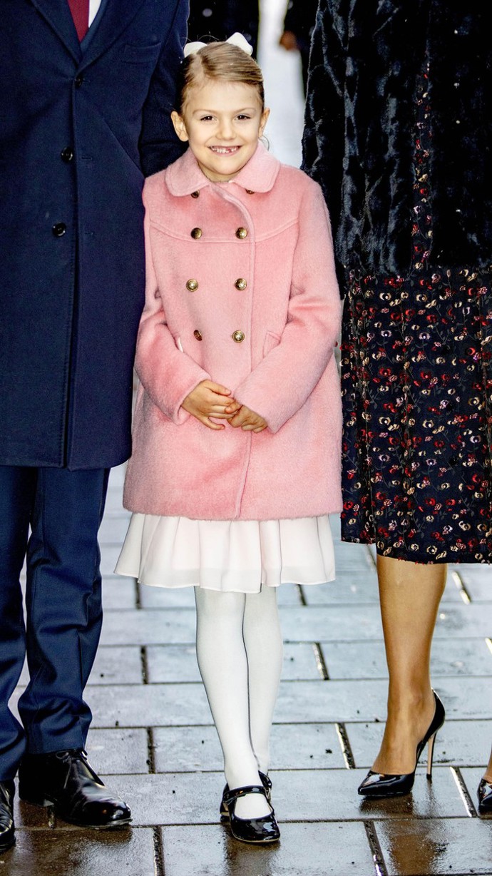 V roce 2018, coby šestiletá, se Estelle objevila na oslavě královniných 75. narozenin v růžovém dvouřadovém přiléhavém kabátu Bonpoint s klasickým límcem a formálních žakárových šatech ze zimní kolekce Bonpoint pro rok 2016.