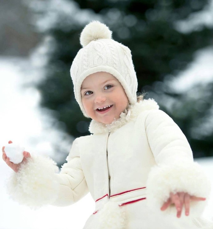 Na rozdíl od Velké Británie, kde v zimě nevládnou tak extrémní teploty, musejí potomci švédské královské rodiny počítat s mrazy. Tomu odpovídá i jejich šatník. Malá Estelle ve vymazleném zimním looku.
