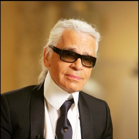 Od roku 1982 byl módní návrhářem Chanelu Karl Lagerfeld, který značku dál udržoval jako jednu z nejikoničtějších na světě. 
