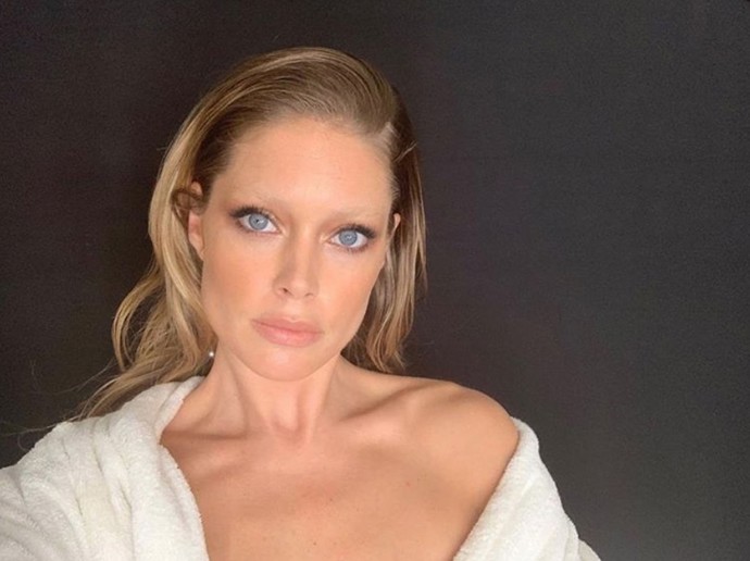 Doutzen Kroes měla odbarvené obočí na focení už v roce 2019, kdy nebylo ještě tolik trendy.