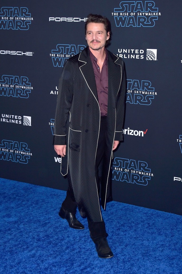 Pedro Pascal předvedl na premiéře filmu Star Wars: Vzestup Skywalkera další ze svých šik kabátů. A samozřejmě nesměla chybět barevná košile s rozhalenkou, která je pro herce typická.