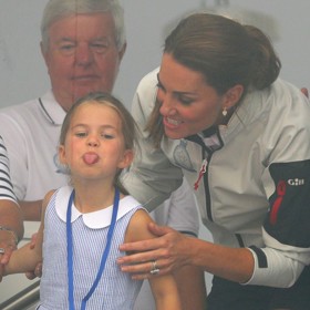 A princeznin jazýček ještě jednou, tentokrát jeden určený fotografům na královské regatě v roce 2019. Kate Middleton opět diplomaticky zasahuje a zřejmě i kouzelná formulka napomohla tomu, že holčičku rychle srovnala do lati.