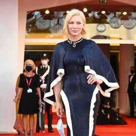 Šaty Cate Blanchett na červený koberec vynesla znovu v roce 2020. Na filmovém festivalu v Benátkách šaty jen drobně ozvláštnila náhrdelníkem Pomellato a poté šaty věnovala na dražbu pro charitativní účely. 
