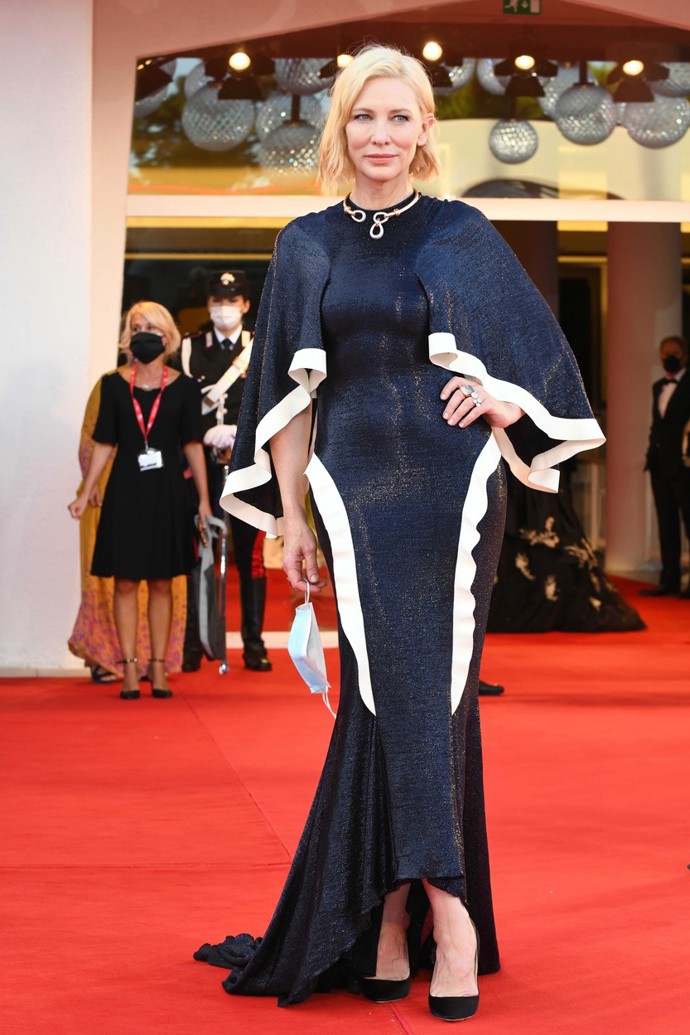 Šaty Cate Blanchett na červený koberec vynesla znovu v roce 2020. Na filmovém festivalu v Benátkách šaty jen drobně ozvláštnila náhrdelníkem Pomellato a poté šaty věnovala na dražbu pro charitativní účely. 