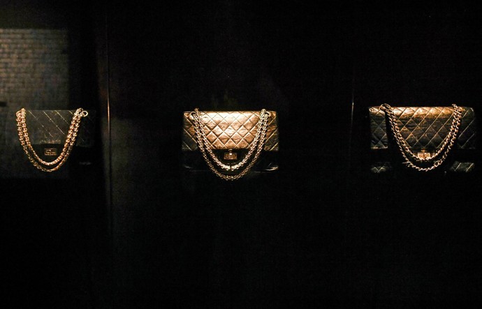 Chanel kabelka model 2.55 je ikonou dodnes. Má specifické zapínání a stále stejný styl řetězu, který byl v době svého vzniku nový a jiný než u ostatních značek.