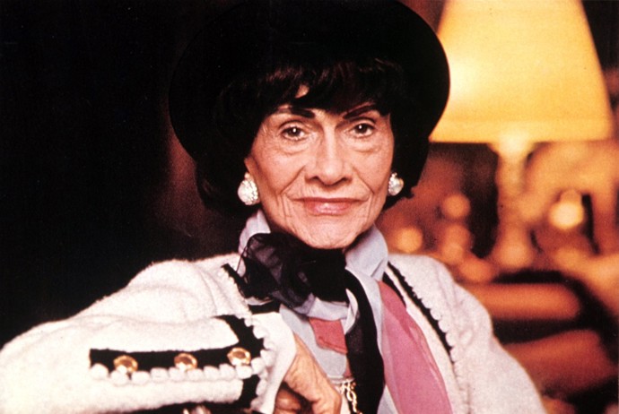 „Přestalo mě bavit neustále nosit peněženku v dlani a ztrácet ji. Tak jsem přidala popruh a začala ji nosit přes rameno,“ vyjádřila se k vzniku ikonické kabelky její designérka Gabrielle Chanel.