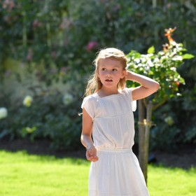 Na 42. narozeninách své maminky Victorie se Estelle pro změnu blýskla v elegantních bílých šatech, které dokonale podtrhují její křehkou dívčí krásu.