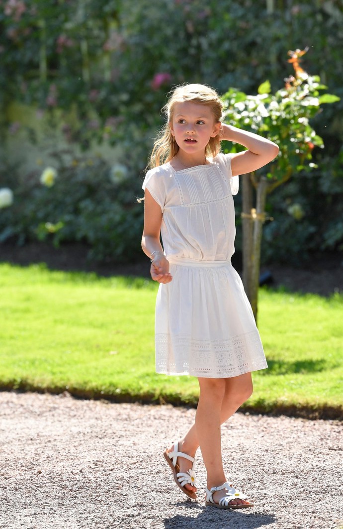 Na 42. narozeninách své maminky Victorie se Estelle pro změnu blýskla v elegantních bílých šatech, které dokonale podtrhují její křehkou dívčí krásu.