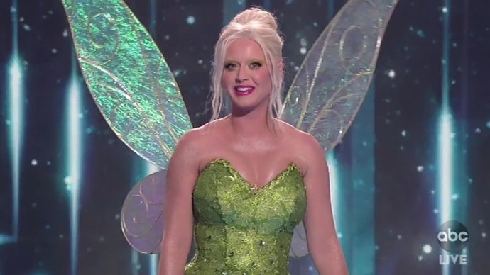 V roce 2021 si odbarvené obočí vyzkoušela i zpěvačka Katy Perry.