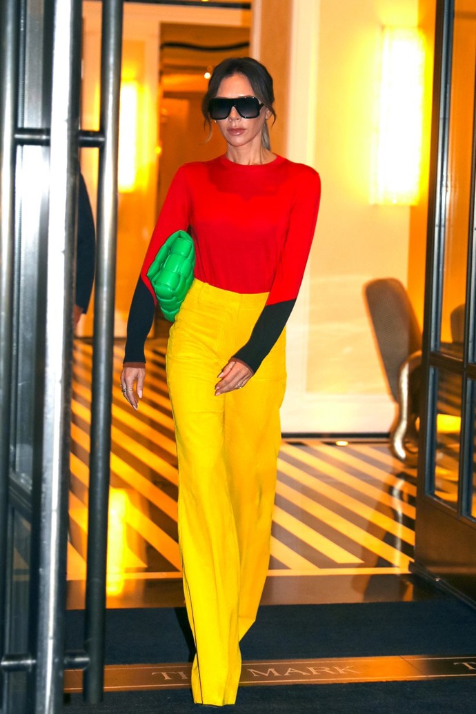 Umění skloubit hned tři výrazné odstíny v jeden dokonalý celek. Tak to ovládá Victoria Beckham na jedničku. 