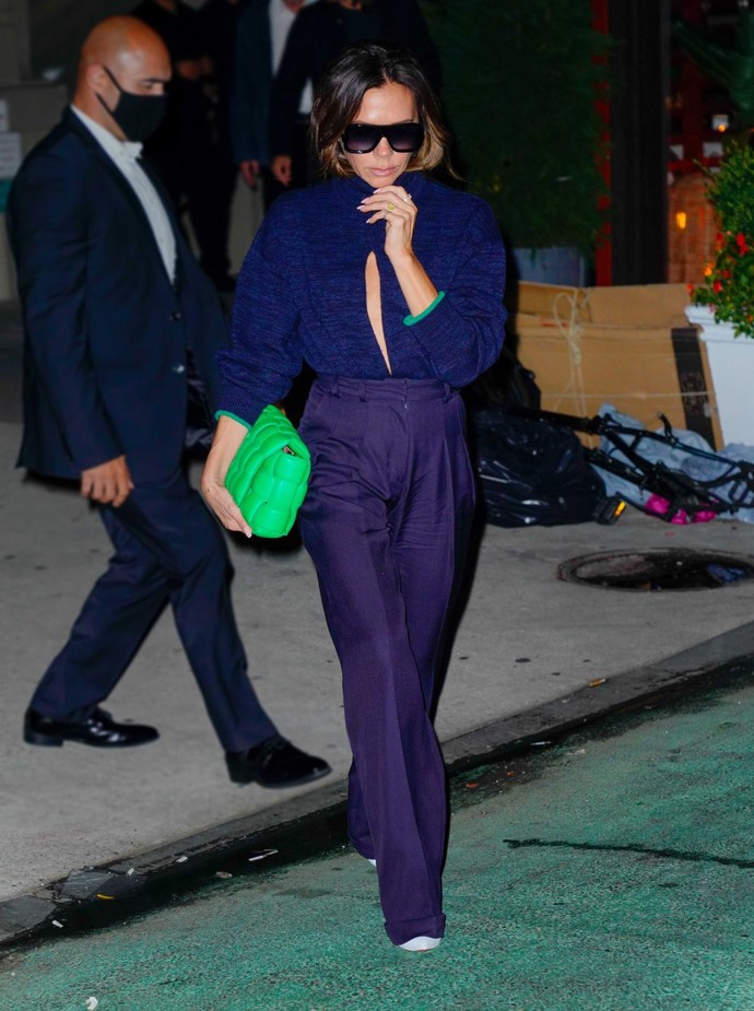 Kobaltově modrý celek tón v tónu také nabízí prostor pro chytrý color blocking. Stačí přidat tu nejzářivější kabelku, kterou máte. 