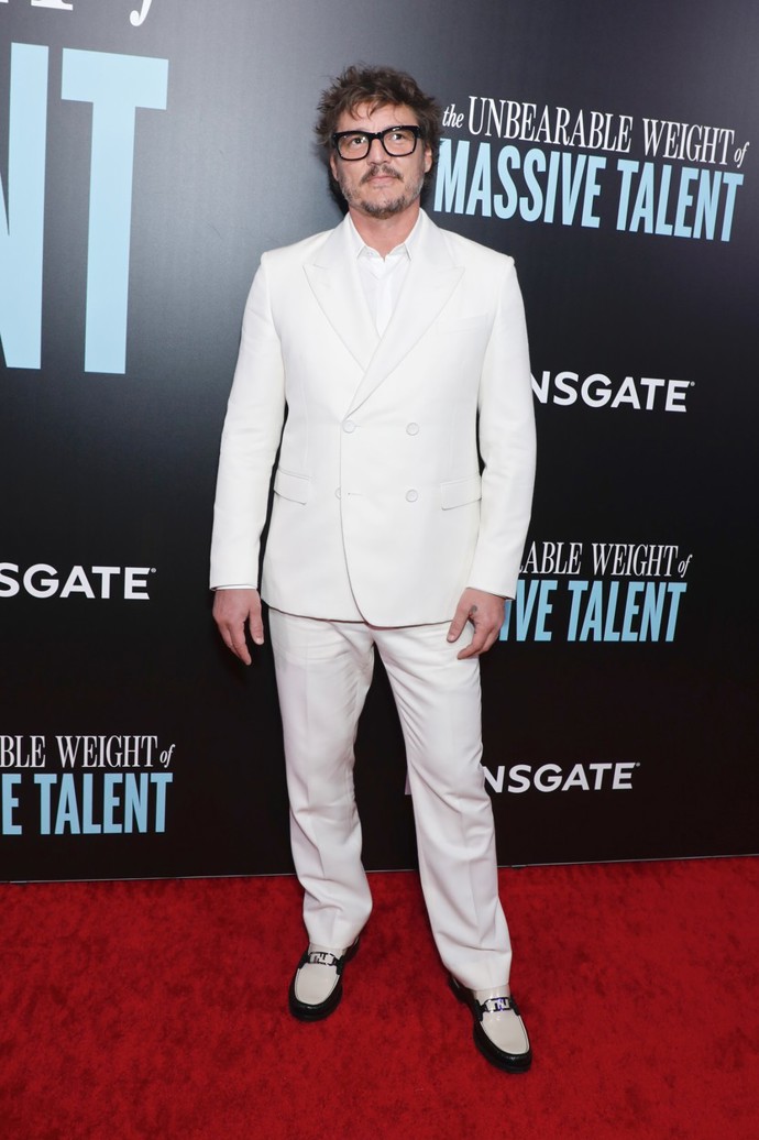 Když už oblek, tak jedině bílý nebo alespoň zajímavý. Tento spolu s botami pochází z dílny Fendi.