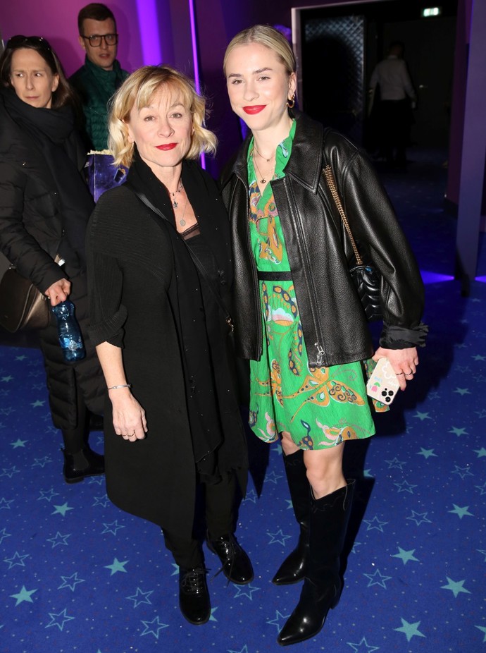 O mnoho vyšší není ani její dcera Mariana Prachařová. Ta si ale umí poradit do posledního puntíku. Jej outfit se vzorovanými minišaty je pro její postavu perfektní volbou.