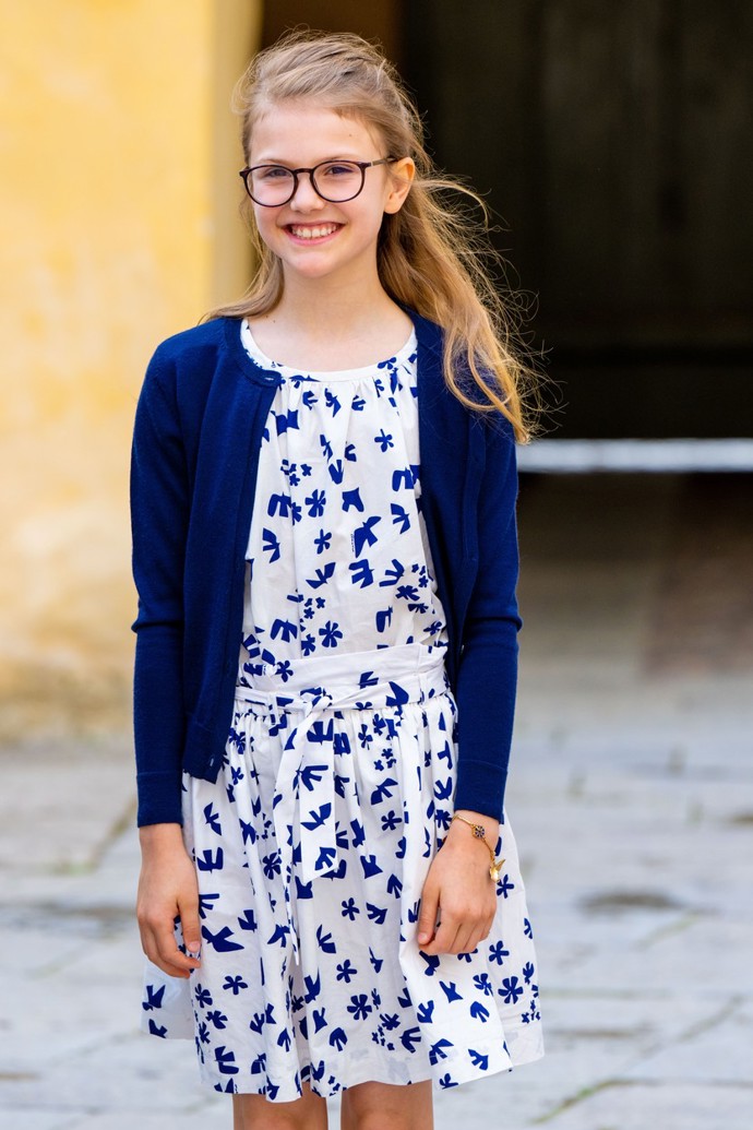 Tento komplet blůzky a sukně má Estelle hodně ráda a nosí ho opakovaně, jak dokládá i následující fotka v galerii. Princezna oblékla na oficiální návštěvu Östergötlandu zvonovou sukni a popelínovou blůzu Bonpoint, na nohou pak měla boty v barvě námořnické modři od stejné značky.