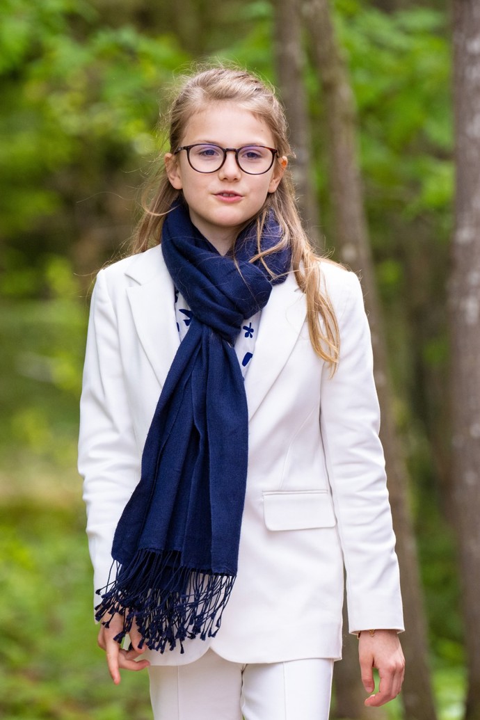 A blůza v jiném outfitu. Tentokrát ji Estelle doplnila elegantní šálou, bílým sakem a kalhotami Designer Remix. Ty vyjdou na 3 100 Kč. 