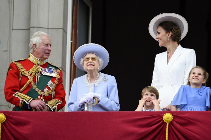 Kate nejprve jeho chování ostentativně přehlížela, pak ale raději Louise z balkonu Buckinghamského paláce odvedla.