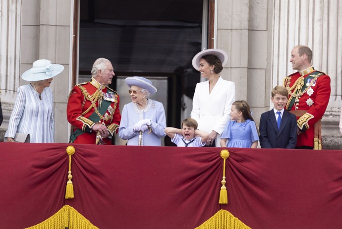 A princ Louis ještě jednou, tentokrát na oslavě královniných narozenin v červnu 2022. Chlapce vyděsil hluk prolétajících stíhaček natolik, že si nejprve ucpával uši, pak začal křičet a nakonec se rozplakal.