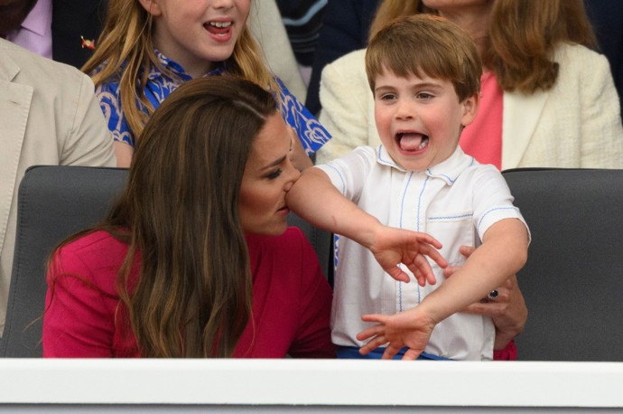 Princezna Kate to nemá jednoduché, reprezentativně totiž nemusí na oficiálních akcích vypadat jenom ona, ale i její tři děti George, Charlotte a Louis. A uhlídat tři čertíky, aby nezlobili, je opravdu oříšek. Třeba jako u příležitosti loňského platinového jubilea královny Alžběty II. Během slavnostní přehlídky se princeznin nejmladší potomek, čtyřletý Louis, začal viditelně nudit. Neustále vstával, vyplazoval jazyk a narušoval důstojnou atmosféru. V jednu chvíli se zdá, že dokonce neúmyslně udeřil mámu loktem do nosu.