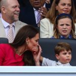 Na Kate bylo jasně vidět, jak postupně ztrácí trpělivost, když Louis nereagoval na její pokusy ho uklidnit. V jednu chvíli jí chlapec zakryl ústa dlaní.