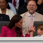 Když mu Kate ručičku odtáhla, vyplázl na ni jazyk.